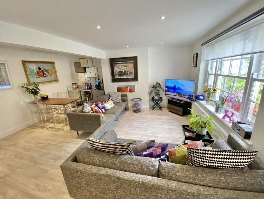 NoHi, The living room, crowded with sofas