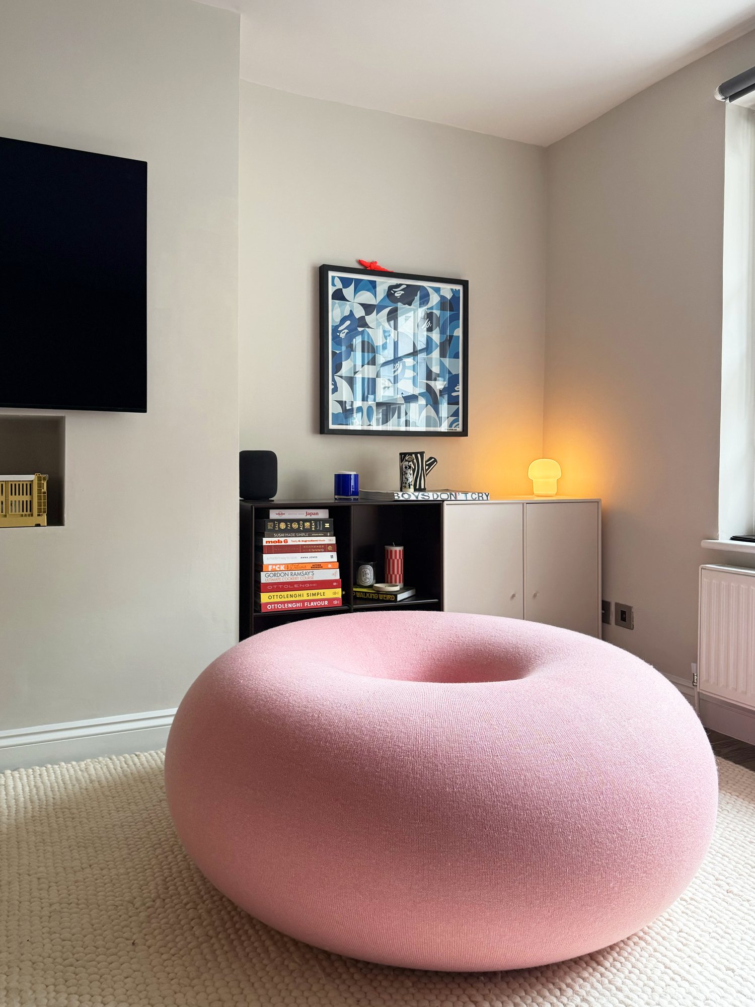 NoHi, the living room with the pink pouf