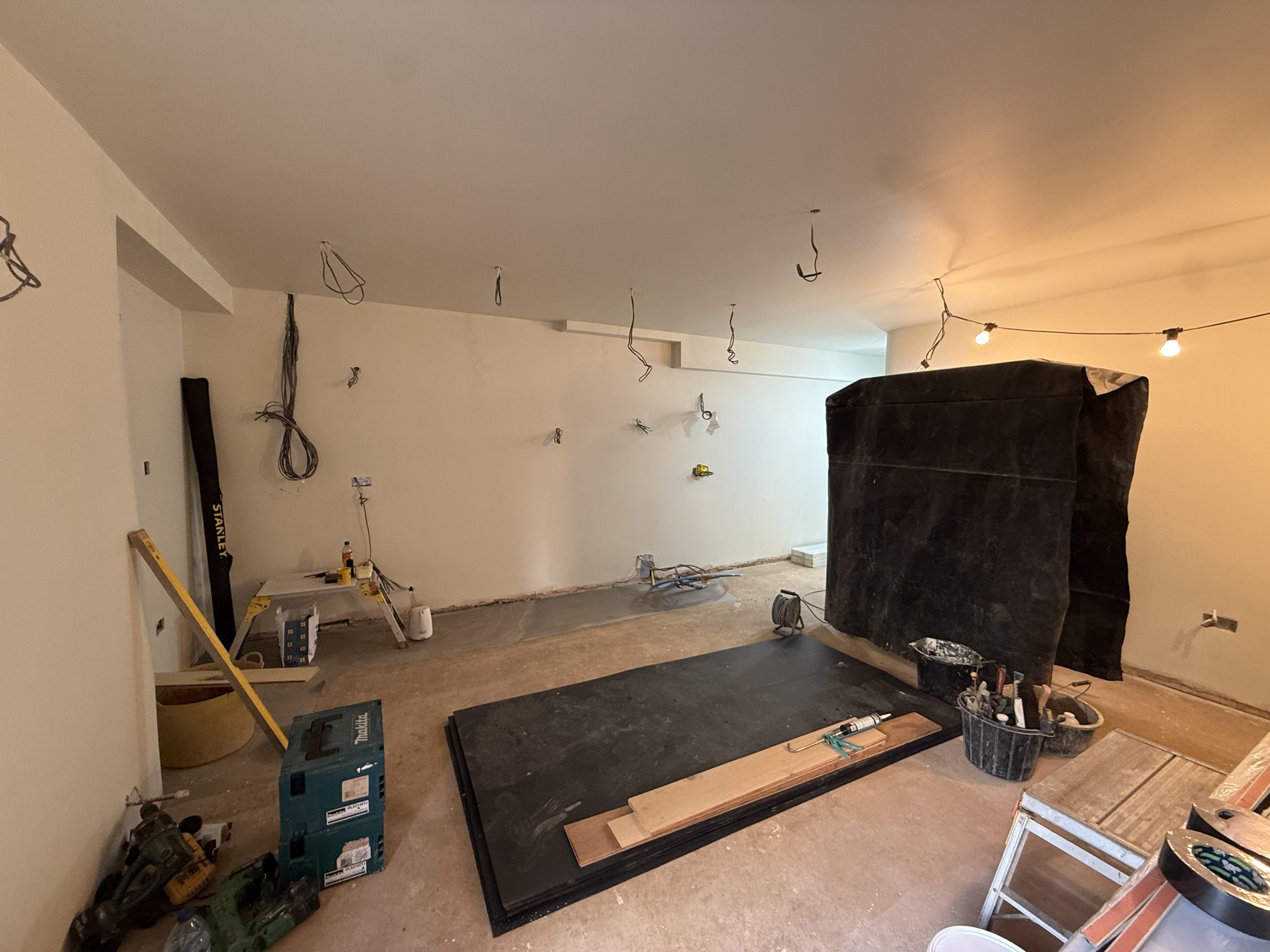 Lovely and Calm, The open-plan room, stripped back
