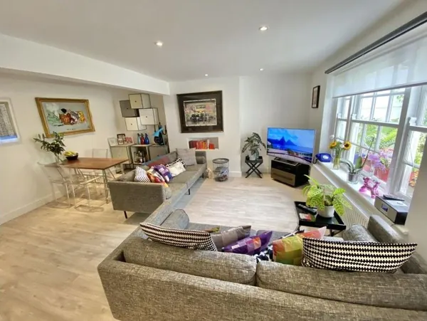 NoHi, The living room, crowded with sofas