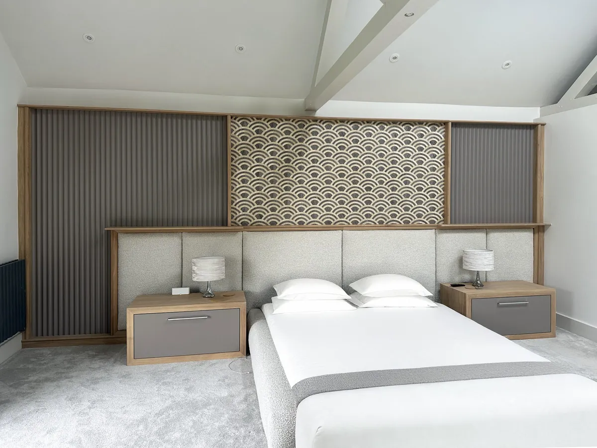Suite Escape, the bed wall with the wave