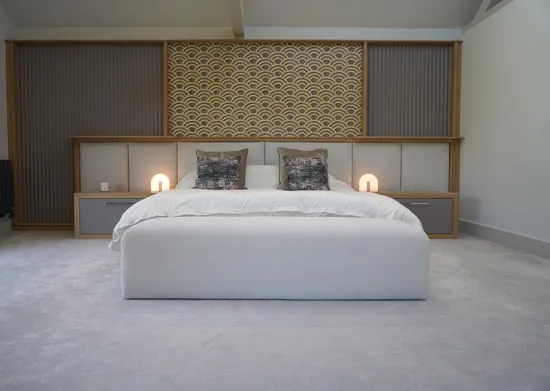 Suite Escape, the bed wall, lamps lit