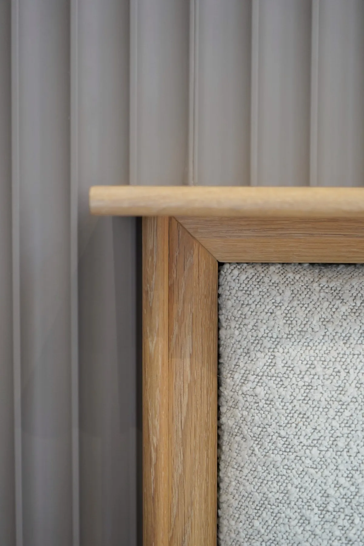 Suite Escape, detail, an oak corner against the fluting and bouclé