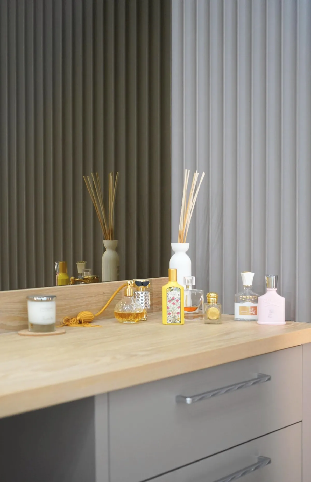 Suite Escape, detail, the dressing table top against the fluting