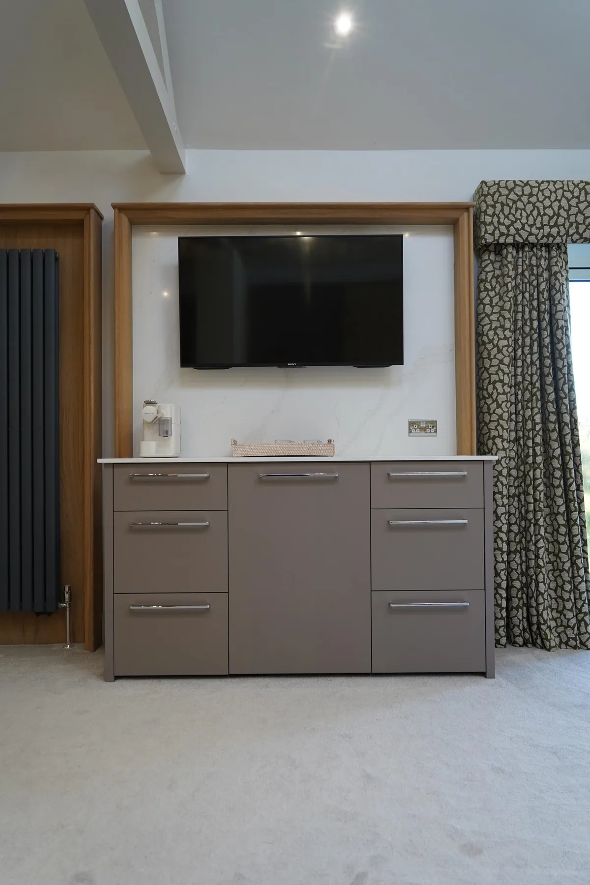 Suite Escape, the coffee station and TV wall
