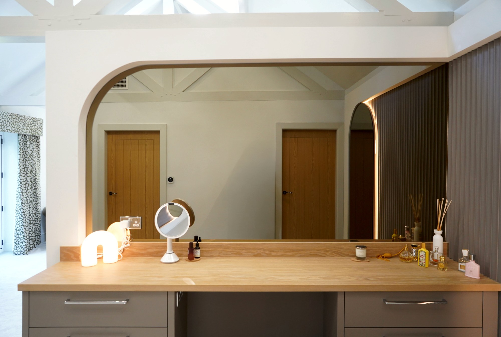 Suite Escape, the dressing table through the arch
