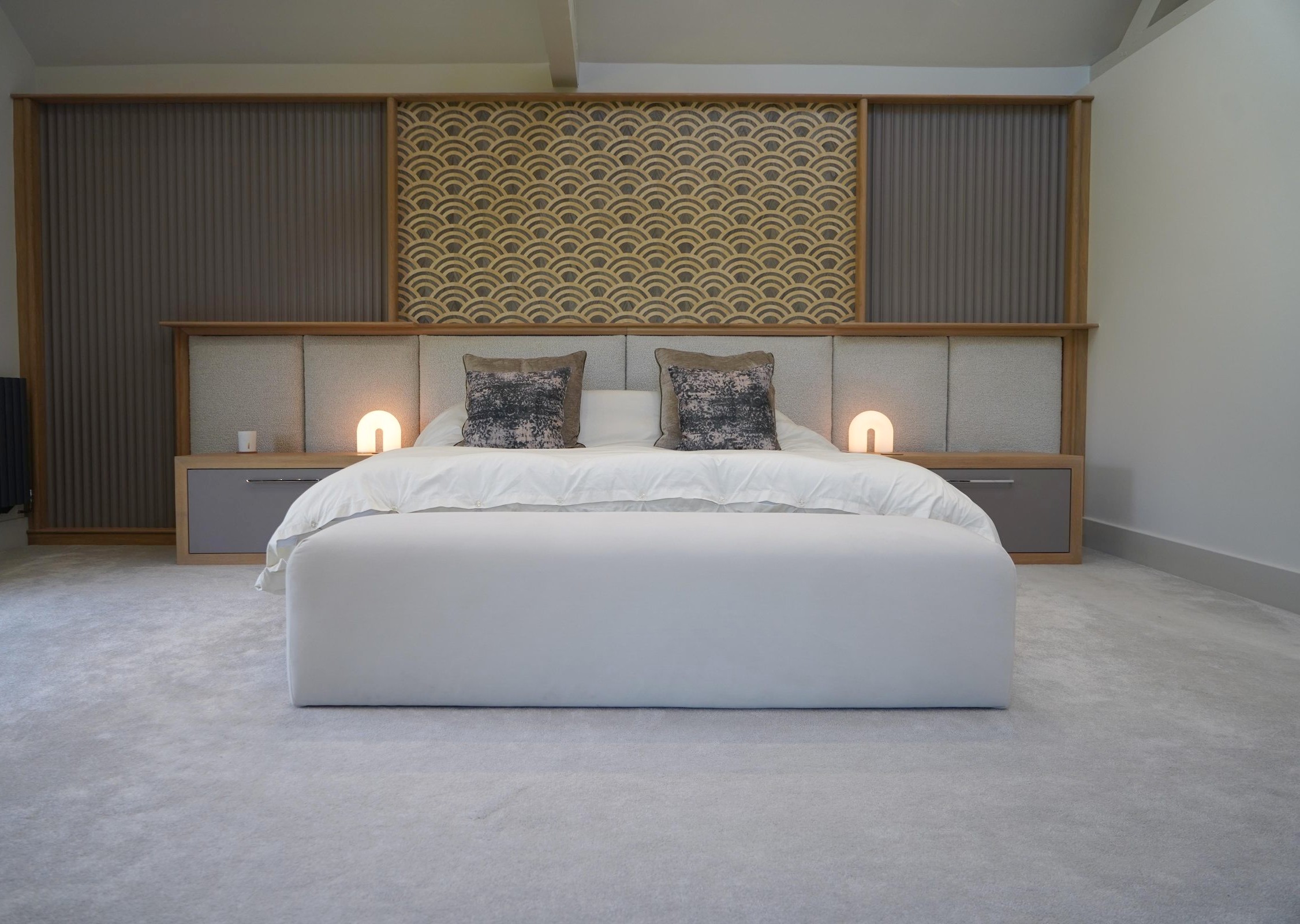 Suite Escape, the bed wall, lamps lit