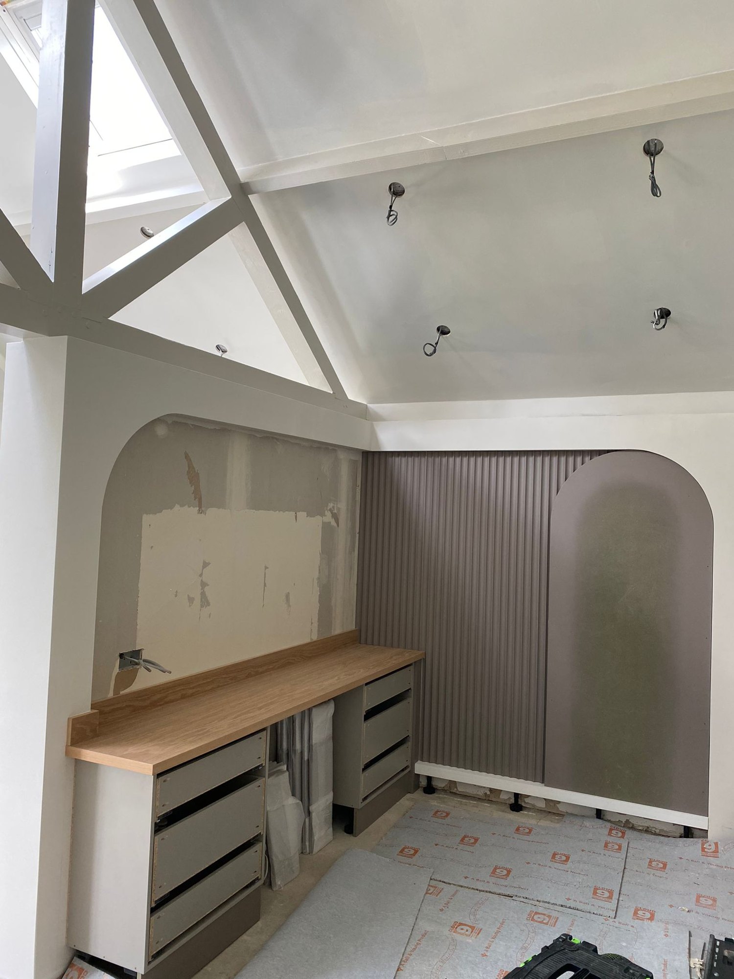 Suite Escape, The dressing area going in: the oak top on its drawers, the fluting and the arch panel up