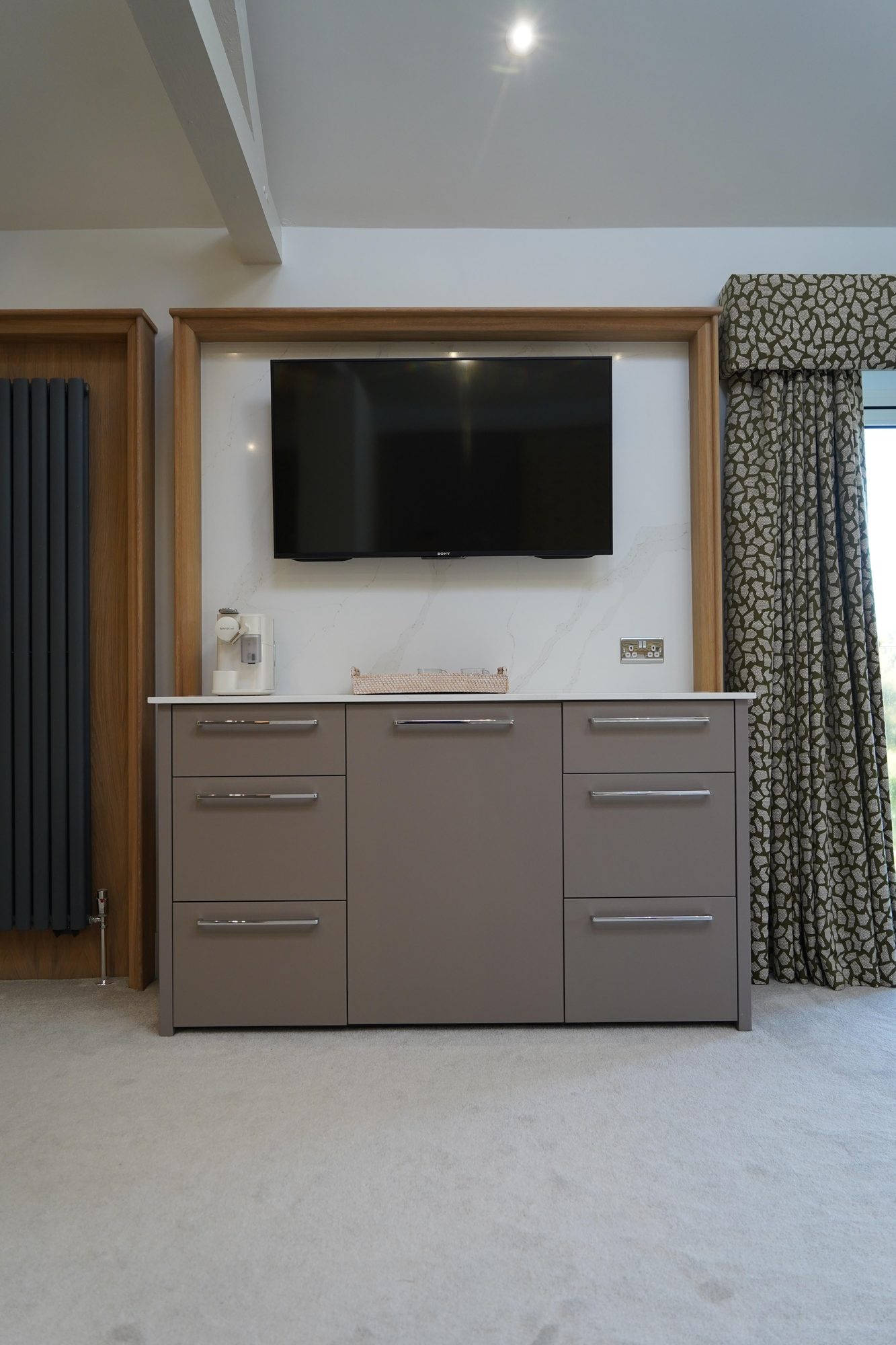 Suite Escape, the coffee station and TV wall