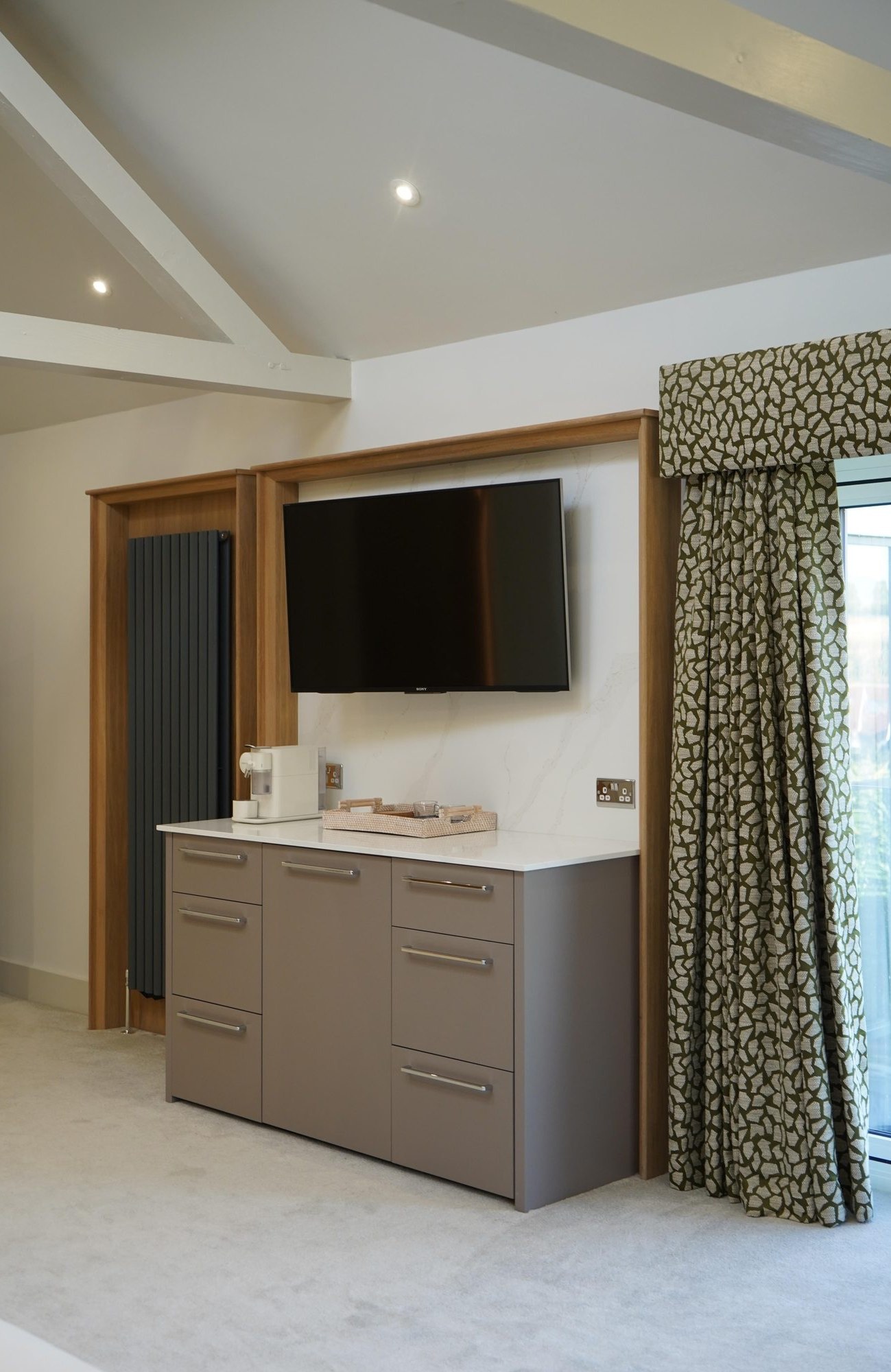 Suite Escape, the coffee station and TV